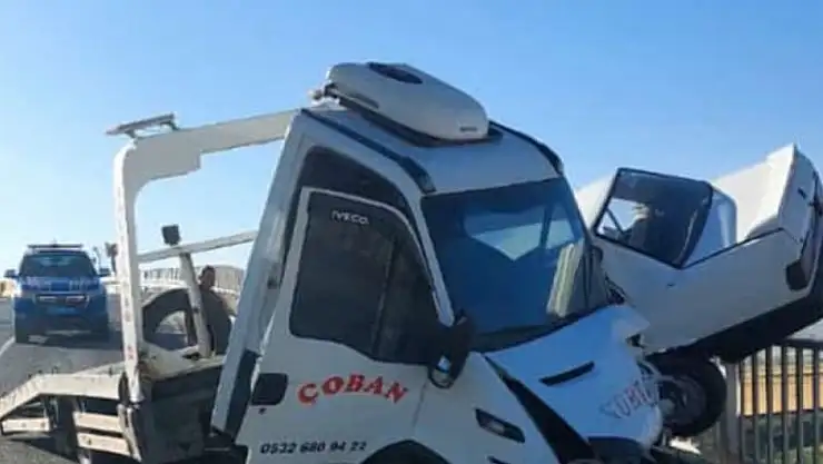 Sarıoğlan'da üst geçitte çekici kaza yaptı