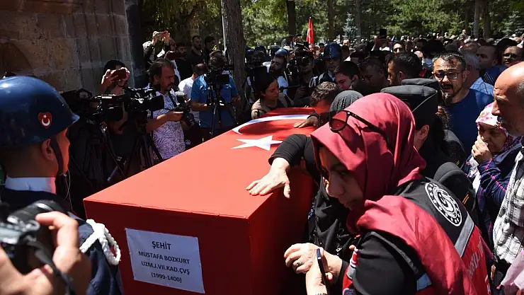 ŞEHİT MUSTAFA BOZKURT TOPRAĞA VERİLDİ