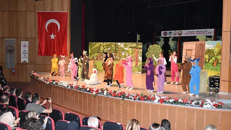 Şehit ve Gazi çocukları tiyatroda sahne aldı