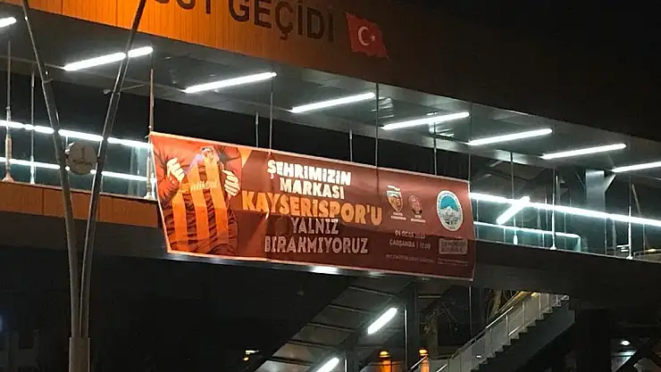 ŞEHRİN FARKLI NOKTALARINDA DESTEK PANKARTLARI
