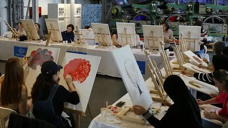 SEKA Kâğıt Müzesi'nde dokulu tuvaller boyanıyor