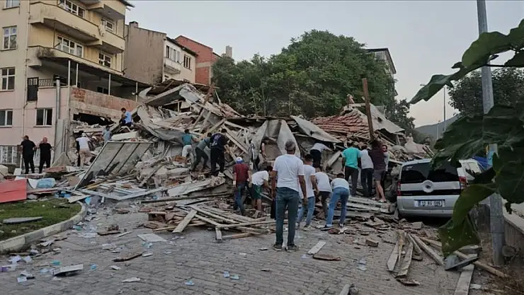 Sındırgı'da 6.1 büyüklüğünde deprem: 1 ölü, 29 yaralı