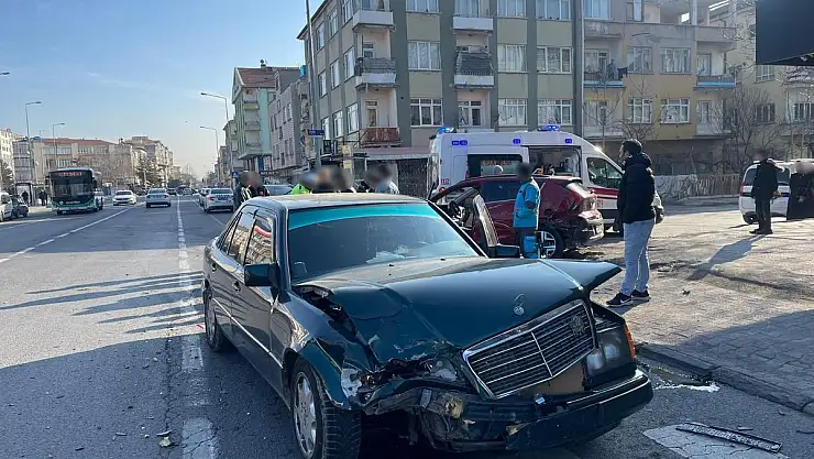 Sollama yapan dikkatsiz sürücü kazaya sebep oldu