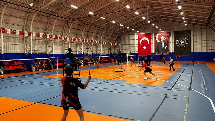 Talas'ta 23 Nisan badminton müsabakaları başladı