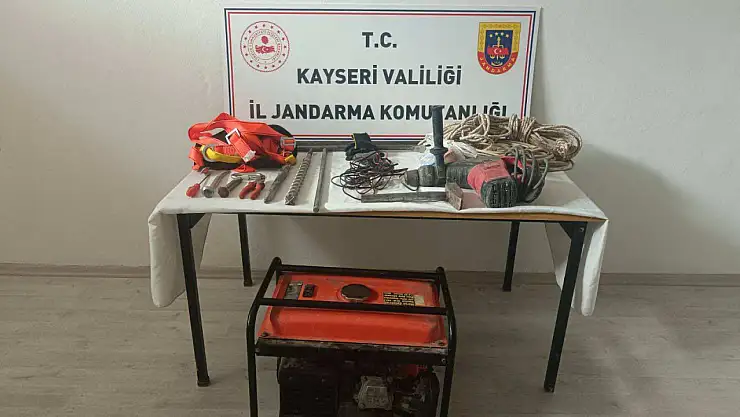 Talas'ta Uçurum Kenarında kaçak kazı: 3 Kişi Suçüstü yakalandı