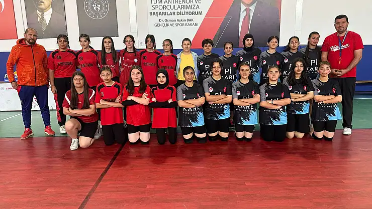 Tomarza'da Voleybol turnuvası başladı
