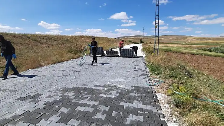 TOPSÖĞÜT MAHALLESİNDE PARKE  ÇALIŞMALARI