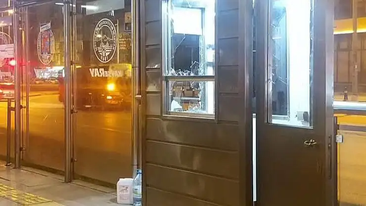 Tramvay durağı güvenlik kulübesinin camlarını kıran 3 kişi yakalandı