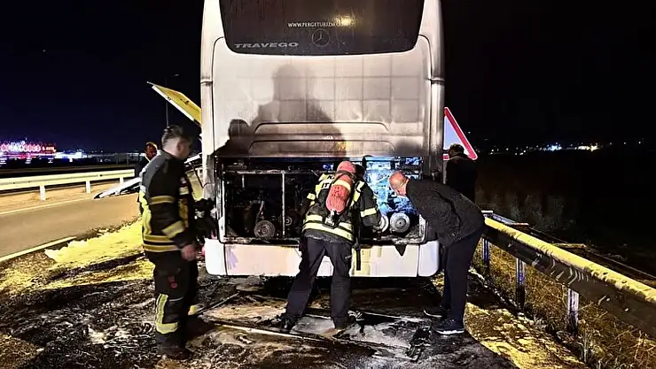 Turistleri taşıyan otobüsün motor kısmında yangın çıktı