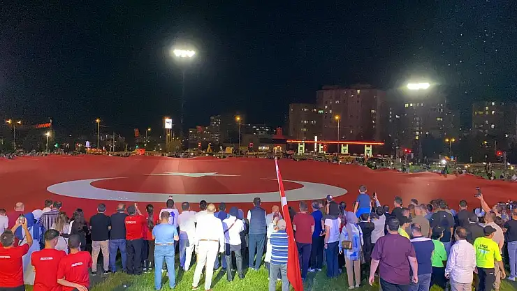 Türkiye'nin en büyük bayrağı Talas paraşüt indirme alanında açıldı