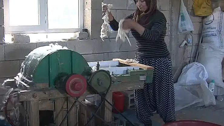 YÜN KÖPÜME MAKİNASI İLE EVİNİN GEÇİMİNE KATKI SAĞLIYOR