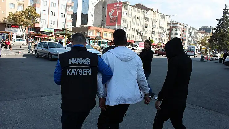 Uyuşturucu ticareti yapan 2 kişi gözaltına alındı
