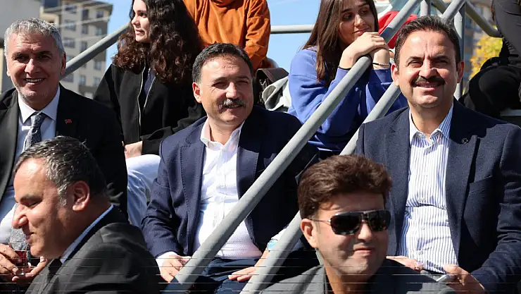 Vali Çiçek, Görme engelliler maçını izledi