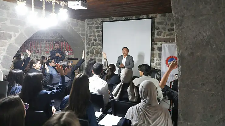 Vali Çiçek'ten mektep Melikgazi'ye ziyaret