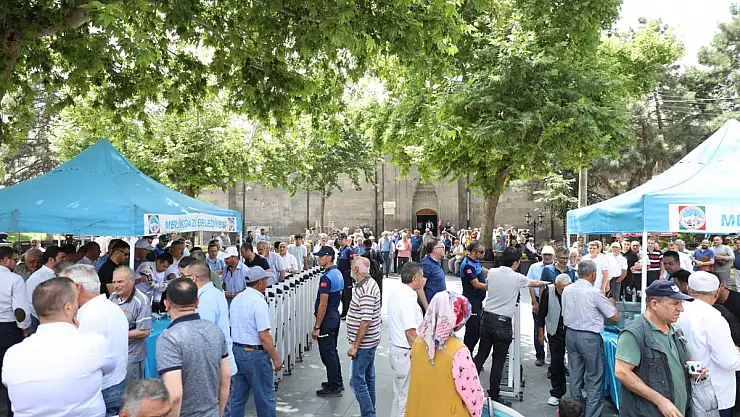 VATANDAŞLARA AŞURE İKRAM ETTİ