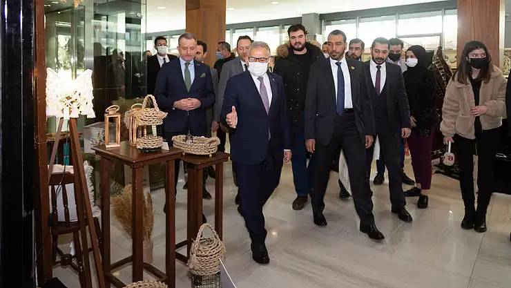 YARIYIL SANAT SERGİSİ'NE HAYRAN KALDI