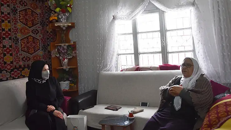 YAŞLILARI YALNIZ BIRAKMIYOR