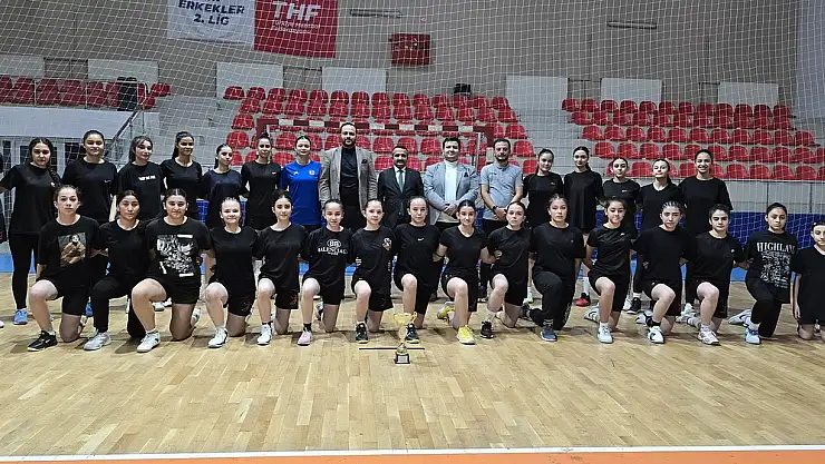 Yeşilay ERVA Spor Kulübü Cumhuriyet turnuvasını çifte kupayla tamamladı