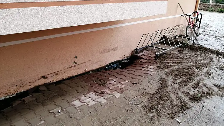 Yeșilhisar'da tarla ve evleri su bastı