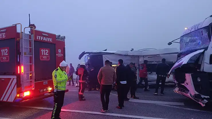 Yolcu otobüsü devrildi 4 ölü
