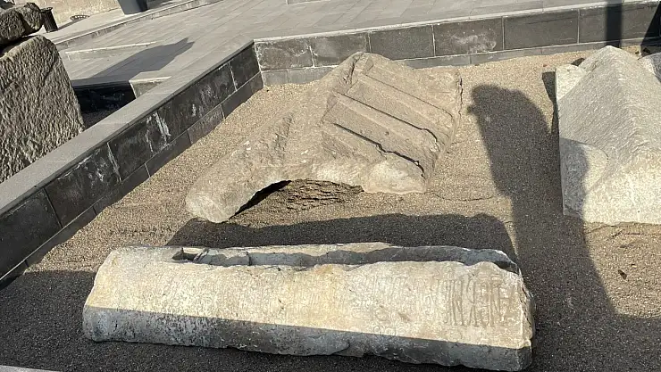 Yönetmenin bulduğu tarihi yazıt müzeye kaldırıldı