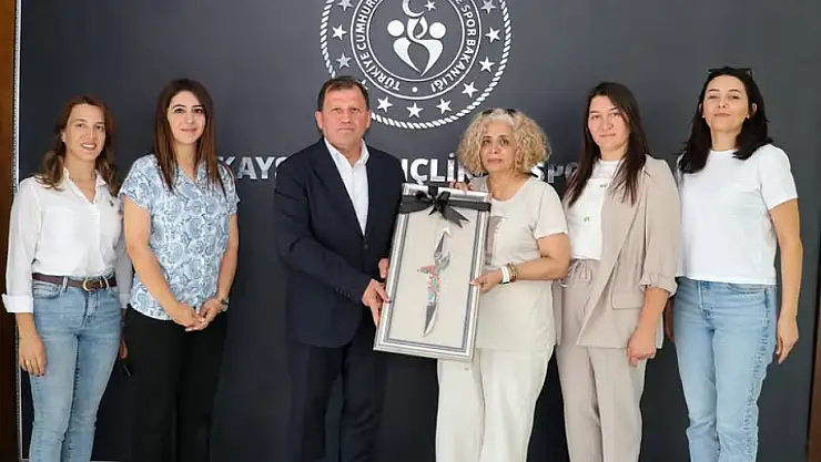 Yurt öğrencilerinden il müdürüne anlamlı hediye