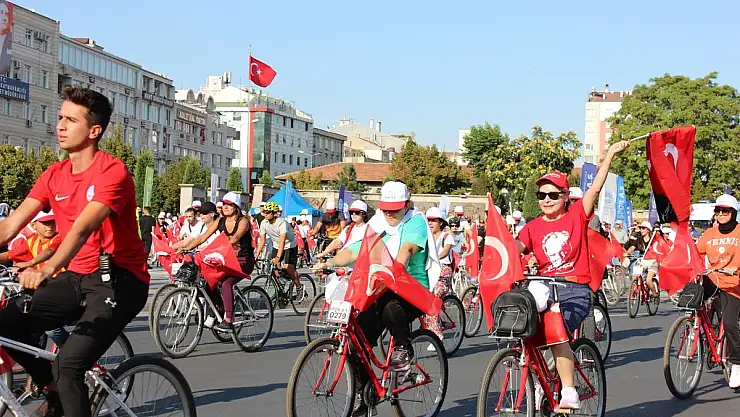 Yüzlerce vatandaş zafere pedalladı