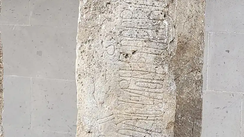 Belgesel çekerken tarihi yazıt buldu