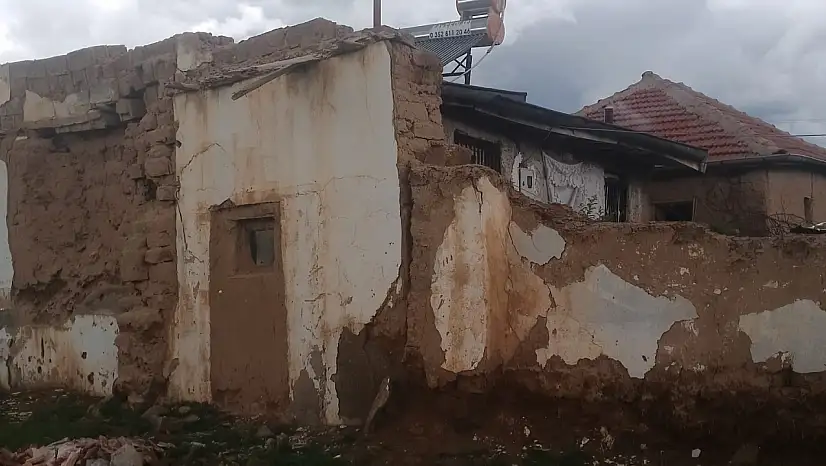 Deprem sonrası evi yıkıldı, yardım bekliyor