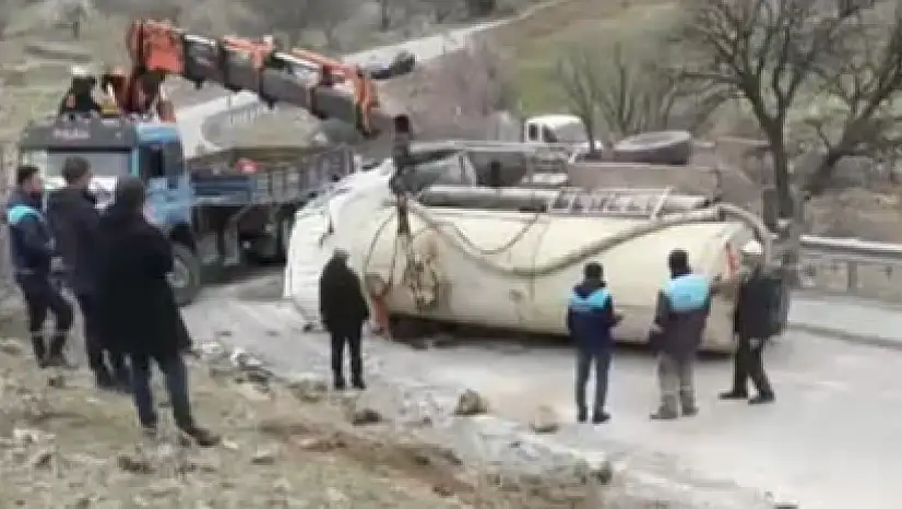 Hacılar'da Vidanjör Devrildi: Yol Kısa Süreliğine Kapandı