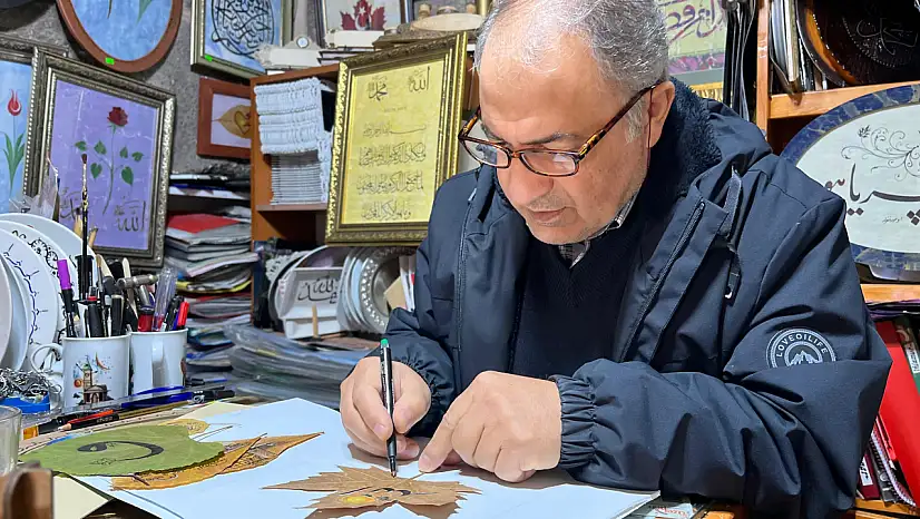 Kaligrafi sanatını kurumuş yapraklara işliyor