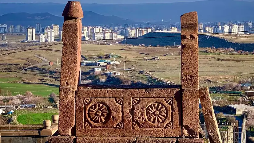 Kayseri'de eski mezar taşları ilgi odağı oldu