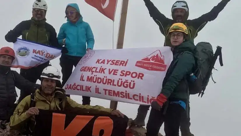 Kayserili Dağcılar Küçük Demirkazık zirvesinde