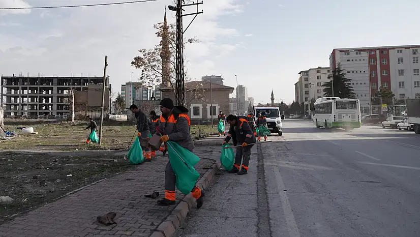 Melikgazi'de şiddetli rüzgarın izleri temizlendi