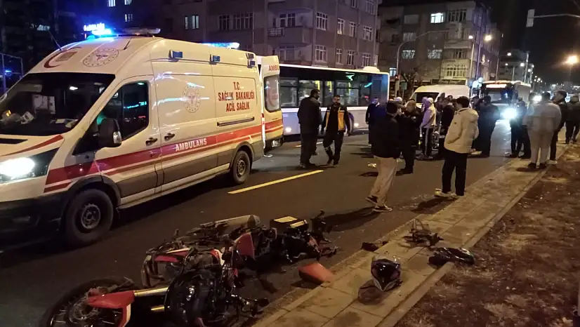 Motosiklet yayaya çarptı: 2 yaralı