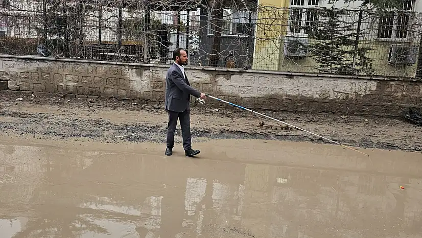 SP'li Onat, suyla kaplanan yolda oltayla tepki gösterdi