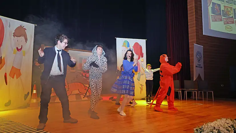 Talas'ta çocuklar tiyatro gösterisi ile eğlendi