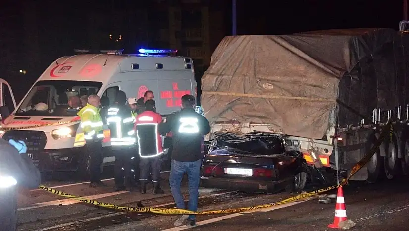 TIR'ın altında kalan otomobilin sürücüsü hayatını kaybetti