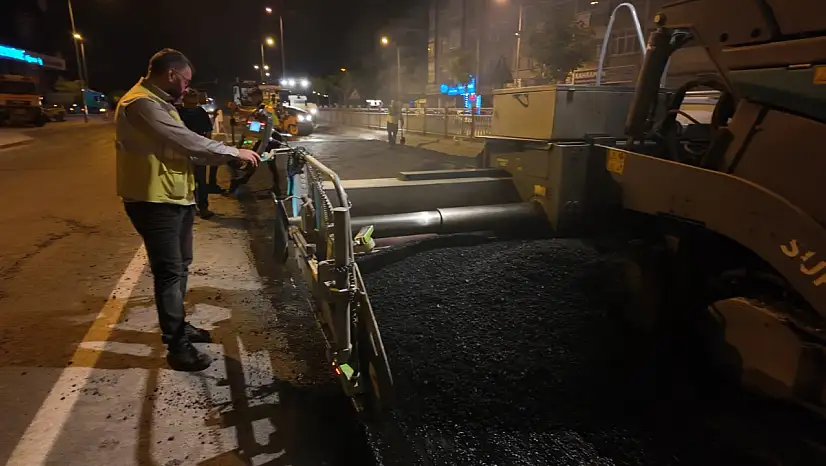 Yoğunburç Alt Geçidinde Gece Yarısı Asfalt Mesaisi