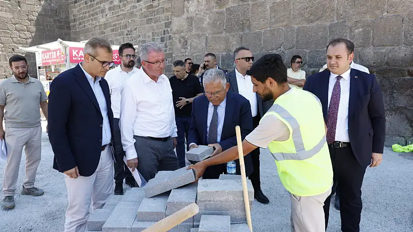 Başkan Büyükkılıç, Cumhuriyet Meydanı'ndaki Çalışmaları İnceledi