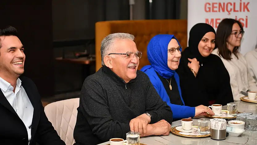 Başkan Büyükkılıç, gençlerle çay ve kahve eşliğinde buluştu