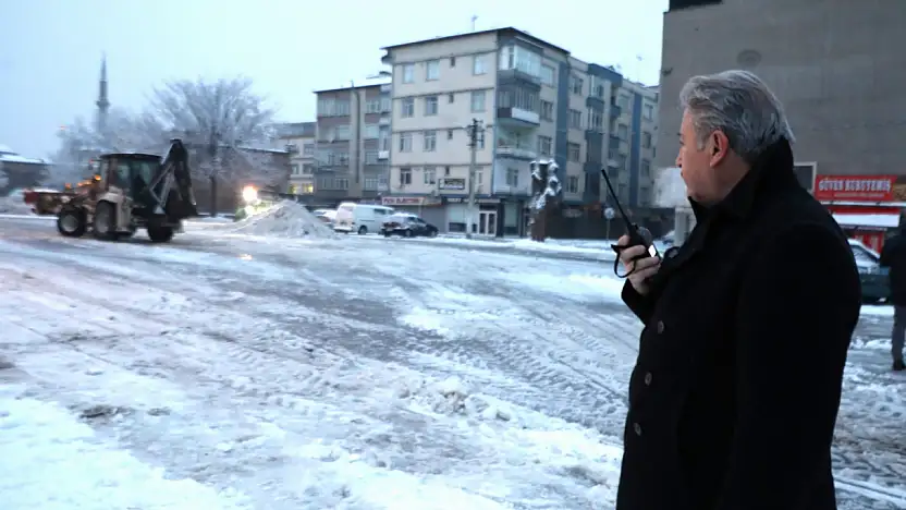 Başkan Palancıoğlu sabahın ilk saatlerinde kar mesaisinde