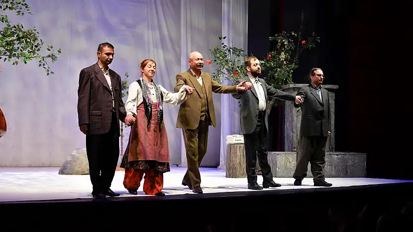 Büyükkılıç ve Çiçek'ten 'Aşık Veysel' oyunu ziyareti