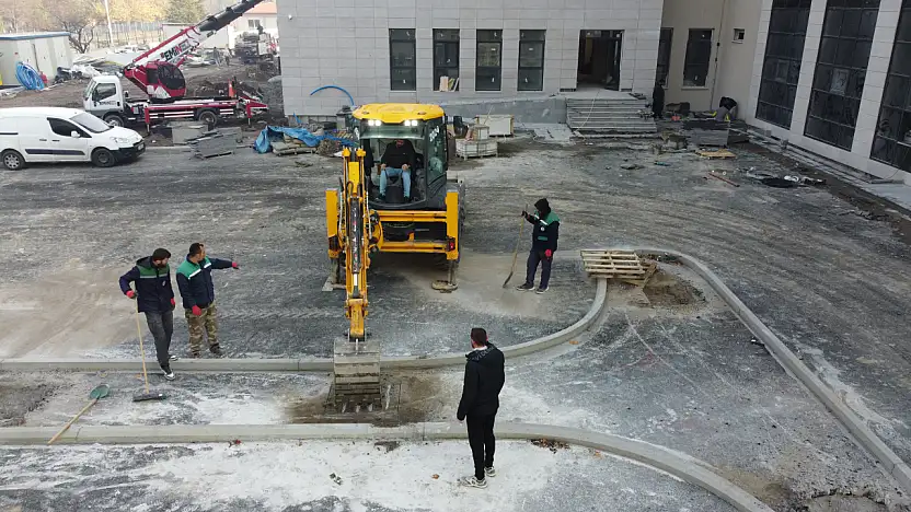 Büyükşehir'den İl müdürlüğü yeni hizmet binasına kapsamlı çevre düzenlemesi