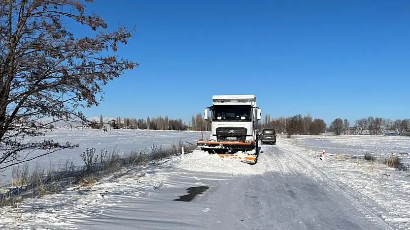Büyükşehir'den kar mesaisi: Kırsalda kapalı yol kalmadı