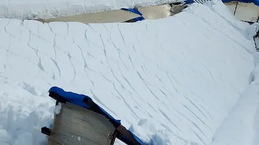 Develi'de kar nedeniyle besi işletmesinin çatısı çöktü