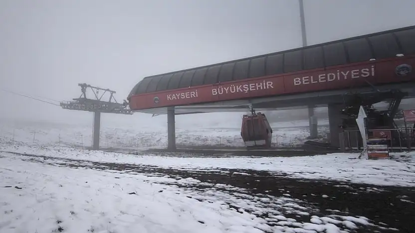 Erciyes'e yeniden kar yağdı: Turizmcilerin yüzü güldü