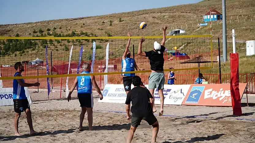 Erciyes'te 2.200 metrede plaj voleybol coşkusu
