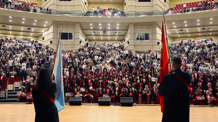 ERÜ Eğitim Fakültesi yeni mezunlarını verdi