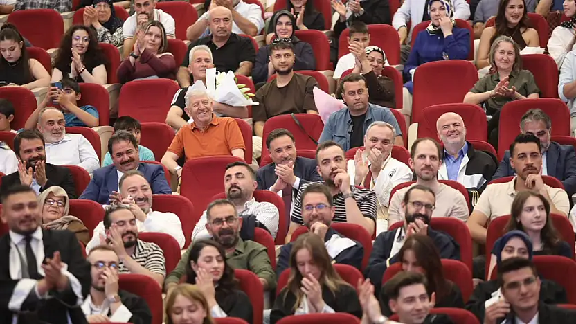 ERÜ İletişim Fakültesi'nde Mezuniyet Coşkusu